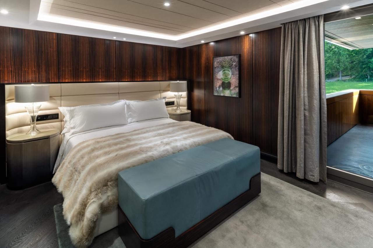 Five Zurich - Luxury City Resort Luaran gambar The bedroom of the 100' yacht