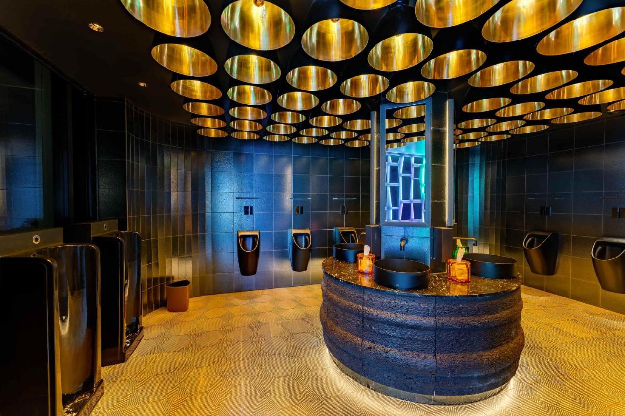 Five Zurich - Luxury City Resort Luaran gambar The interior of the restroom