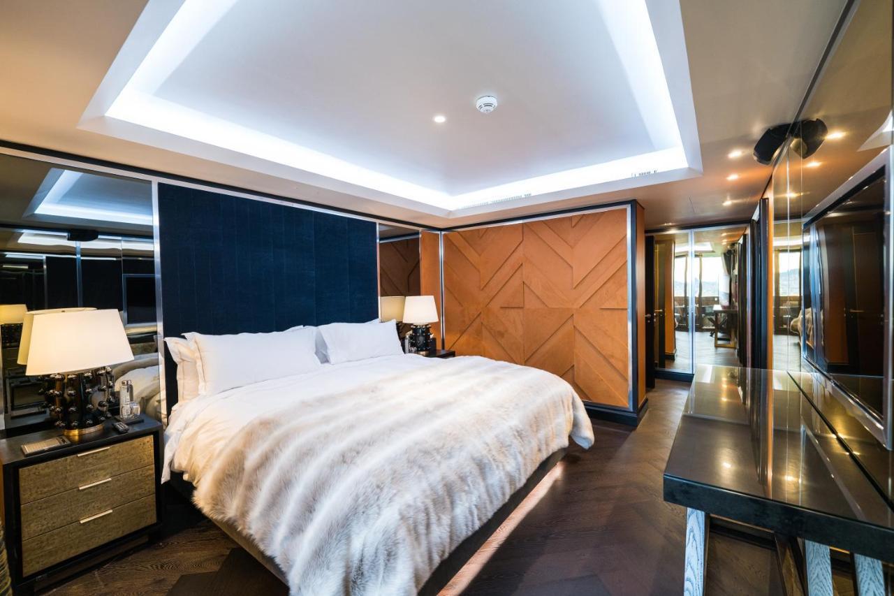 Five Zurich - Luxury City Resort Luaran gambar The bedroom of the 2014 suite