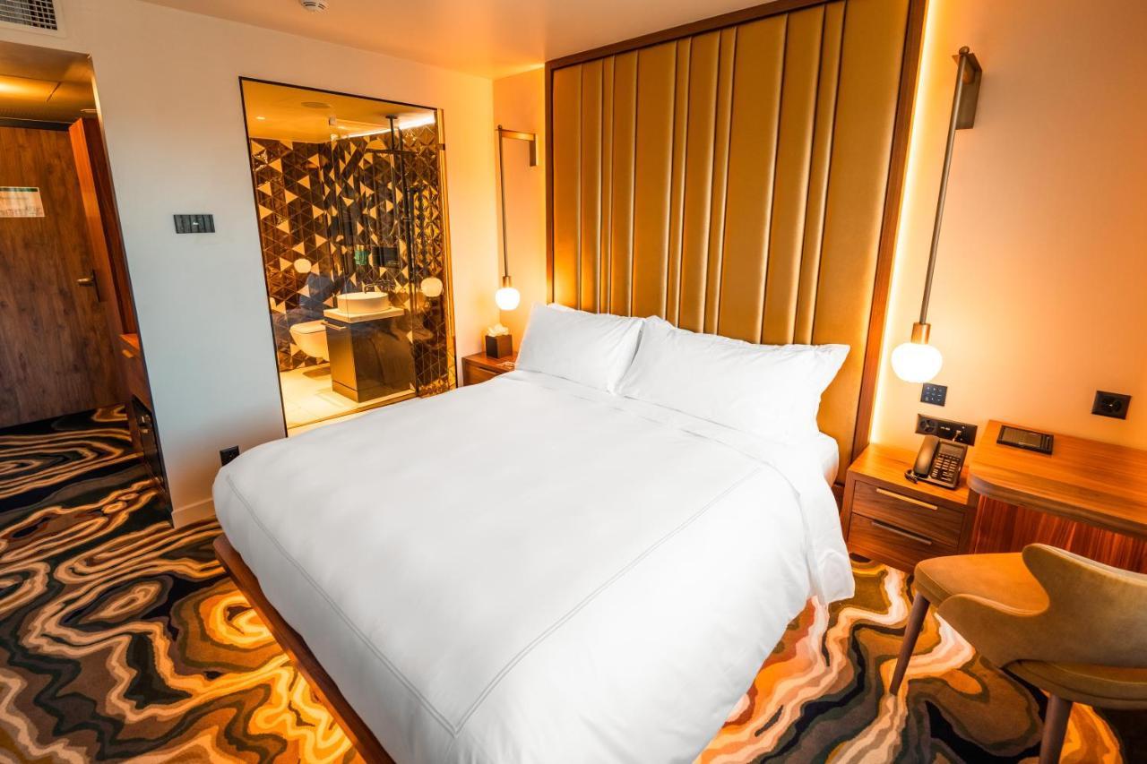 Five Zurich - Luxury City Resort Luaran gambar A bedroom at the hotel