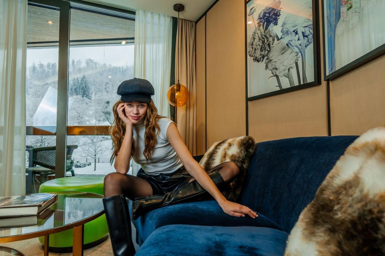 Five Zurich - Luxury City Resort Luaran gambar A woman wearing a leather skirt