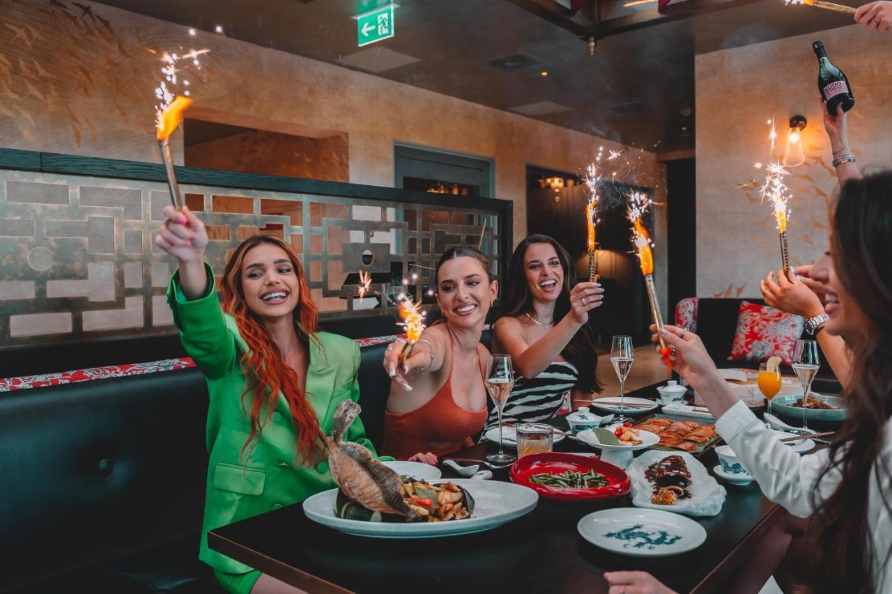 Five Zurich - Luxury City Resort Luaran gambar Restaurant guests celebrating a birthday