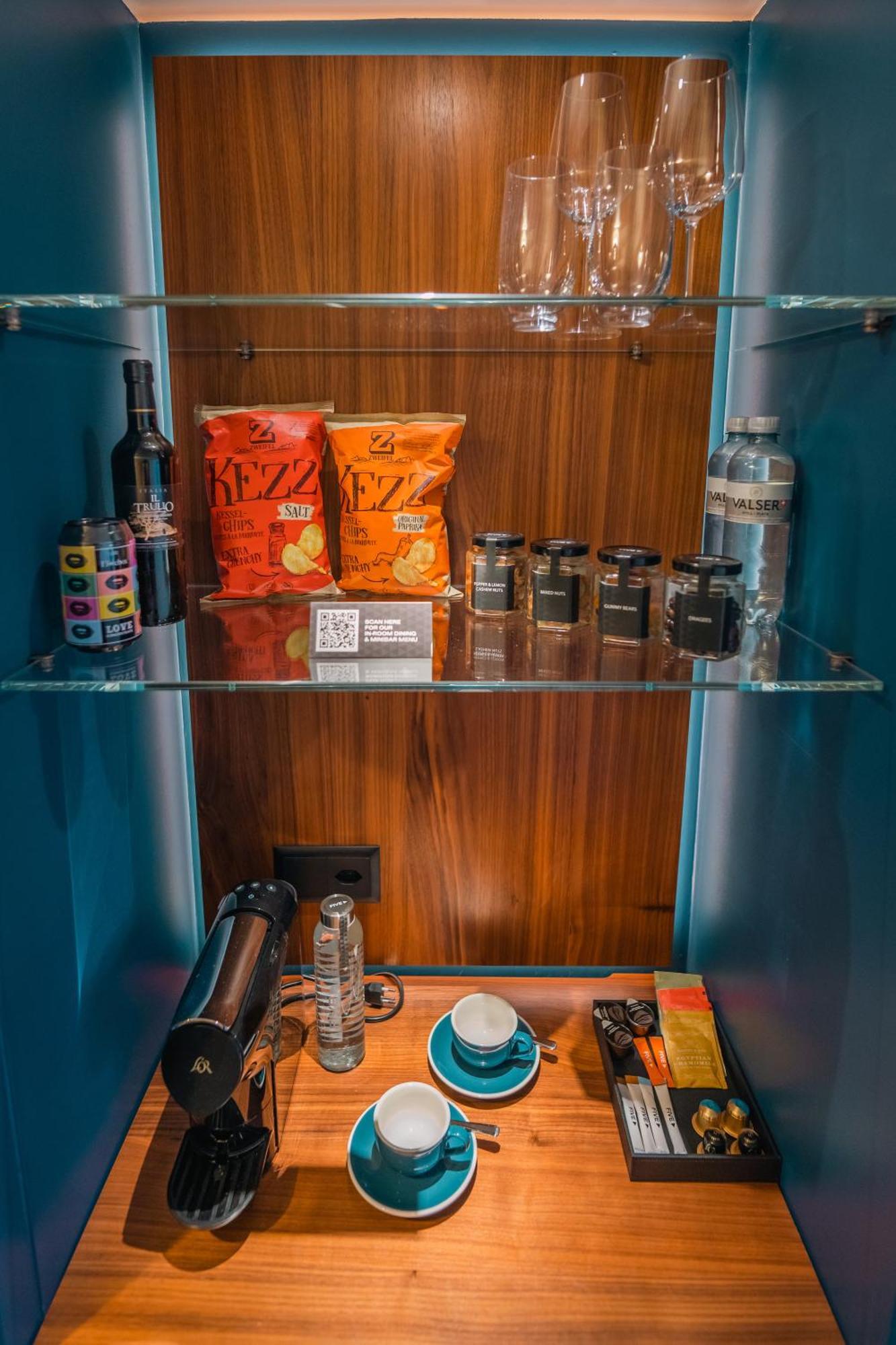 Five Zurich - Luxury City Resort Luaran gambar A mini-bar in a hotel room